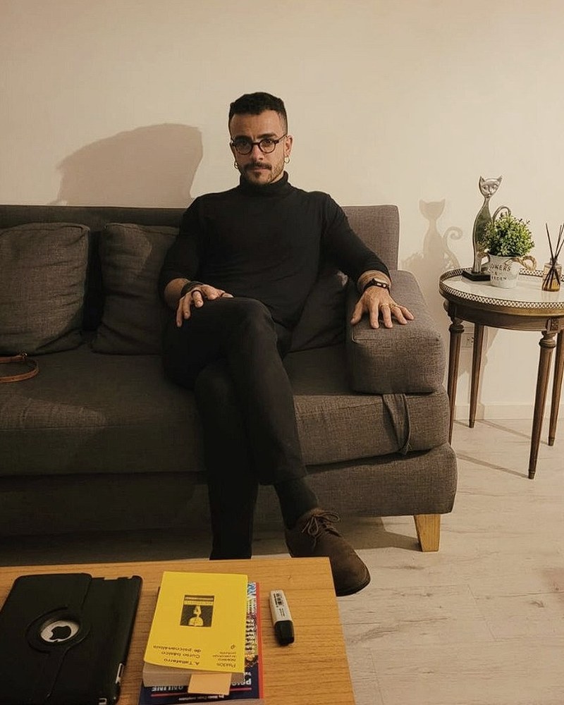 Cauã Machado, psicanalista — terapia de casal online, retrato em ambiente de trabalho