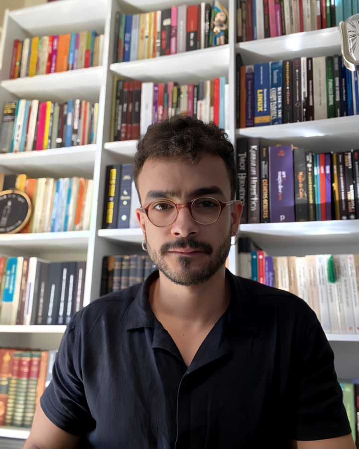 Cauã Machado, psicanalista — retrato profissional em consultório, terapia de casal online